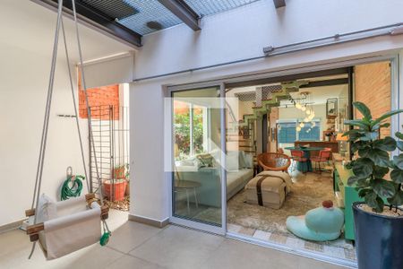 Casa à venda com 120m², 3 quartos e 2 vagas Casa à venda com 120m², 3 quartos e 2 vagasQuintal