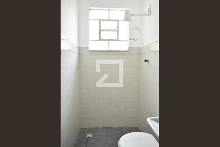Banheiro de kitnet/studio para alugar com 1 quarto, 21m² em Campo Grande, Rio de Janeiro