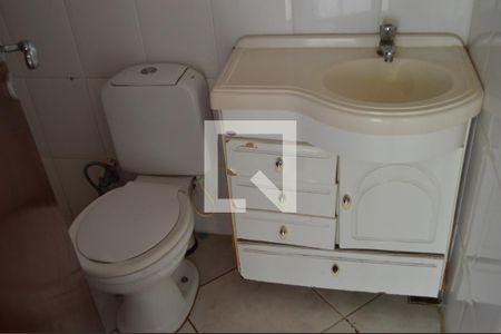 Casa à venda com 200m², 3 quartos e 5 vagasBanheiro externo ao lado da cozinha