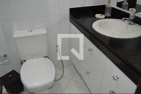 Casa à venda com 200m², 3 quartos e 5 vagasBanheiro da suíte 1