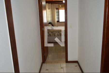 Casa à venda com 200m², 3 quartos e 5 vagasCorredor entre as suítes