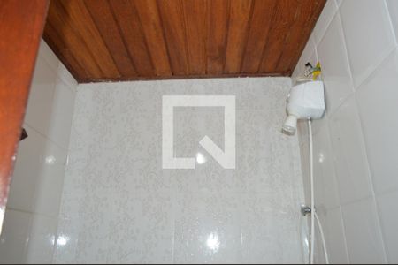 Casa à venda com 200m², 3 quartos e 5 vagasBanheiro externo ao lado da cozinha