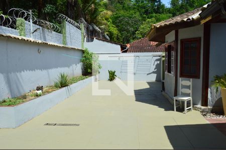 Casa à venda com 200m², 3 quartos e 5 vagasFundos da casa