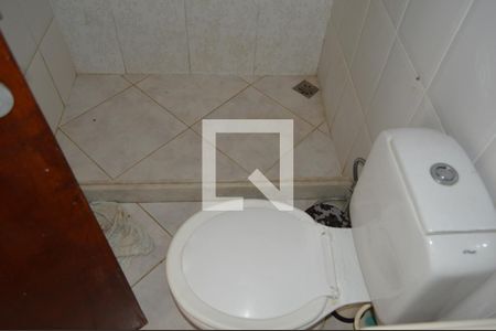 Casa à venda com 200m², 3 quartos e 5 vagasBanheiro externo ao lado da cozinha