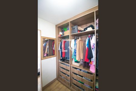 Casa de condomínio à venda com 120m², 2 quartos e 2 vagas Casa de condomínio à venda com 120m², 2 quartos e 2 vagasCloset da Suíte 01