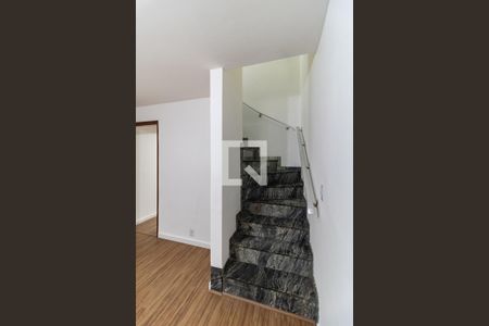 Casa à venda com 148m², 2 quartos e 1 vaga Casa à venda com 148m², 2 quartos e 1 vagaEscada