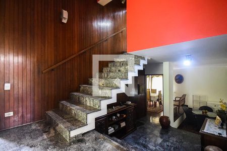 Escada de casa para alugar com 4 quartos, 450m² em Jardim Leonor, São Paulo