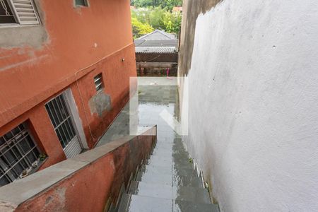 Casa à venda com 180m², 2 quartos e 2 vagasEscada para o quintal 