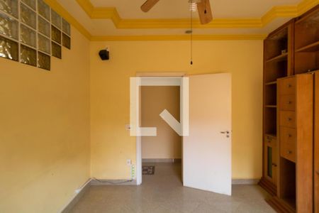 Casa à venda com 331m², 4 quartos e 3 vagas Casa à venda com 331m², 4 quartos e 3 vagasSala de TV