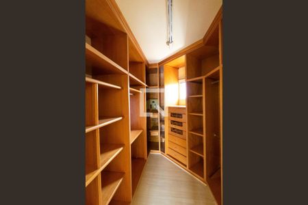 Casa à venda com 331m², 4 quartos e 3 vagas Casa à venda com 331m², 4 quartos e 3 vagasCloset da Suíte 02