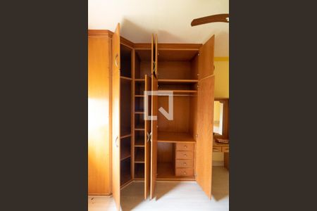 Casa à venda com 331m², 4 quartos e 3 vagas Casa à venda com 331m², 4 quartos e 3 vagasSuíte 01 - Armário