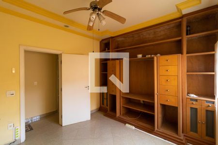 Casa à venda com 331m², 4 quartos e 3 vagas Casa à venda com 331m², 4 quartos e 3 vagasSala de TV