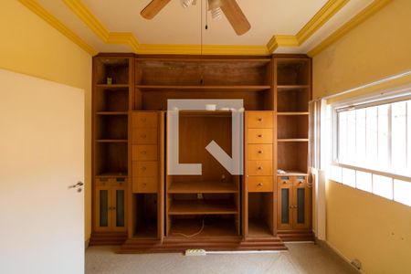 Casa à venda com 331m², 4 quartos e 3 vagas Casa à venda com 331m², 4 quartos e 3 vagasSala de TV