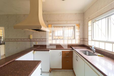 Casa à venda com 331m², 4 quartos e 3 vagas Casa à venda com 331m², 4 quartos e 3 vagasCozinha