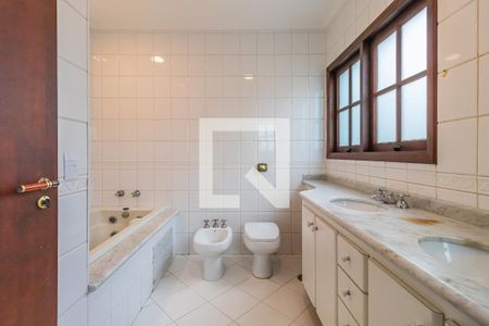 Casa de condomínio à venda com 305m², 5 quartos e 2 vagasBanheiro da Suíte 2