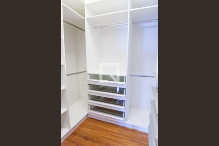 Apartamento à venda com 345m², 3 quartos e 4 vagas Apartamento à venda com 345m², 3 quartos e 4 vagasCloset