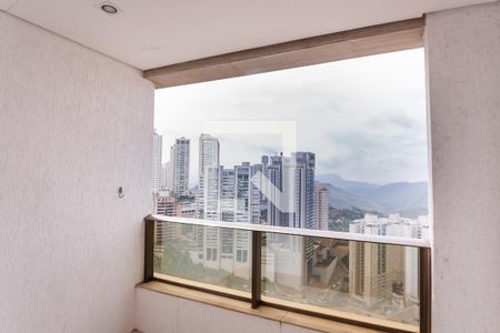 Apartamento à venda com 345m², 3 quartos e 4 vagas Apartamento à venda com 345m², 3 quartos e 4 vagasVaranda Suíte 1