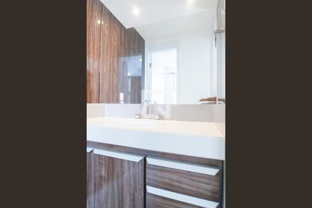 Apartamento à venda com 345m², 3 quartos e 4 vagas Apartamento à venda com 345m², 3 quartos e 4 vagasBanheiro da Suíte 1