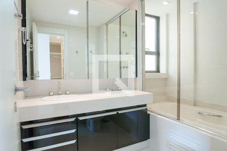 Apartamento à venda com 345m², 3 quartos e 4 vagas Apartamento à venda com 345m², 3 quartos e 4 vagasBanheiro Master