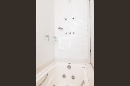 Apartamento à venda com 345m², 3 quartos e 4 vagas Apartamento à venda com 345m², 3 quartos e 4 vagasBanheiro Suíte Master