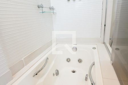 Apartamento à venda com 345m², 3 quartos e 4 vagas Apartamento à venda com 345m², 3 quartos e 4 vagasBanheiro Suíte Master