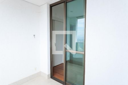 Apartamento à venda com 345m², 3 quartos e 4 vagas Apartamento à venda com 345m², 3 quartos e 4 vagasVaranda Suíte 1