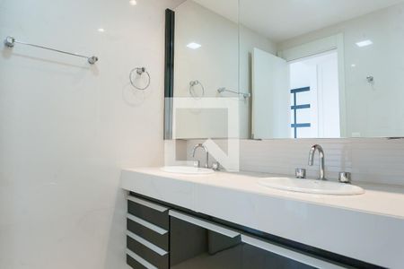 Apartamento à venda com 345m², 3 quartos e 4 vagas Apartamento à venda com 345m², 3 quartos e 4 vagasBanheiro Suíte Master