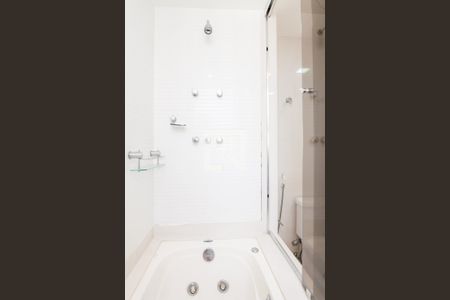 Apartamento à venda com 345m², 3 quartos e 4 vagas Apartamento à venda com 345m², 3 quartos e 4 vagasBanheiro Suíte Master