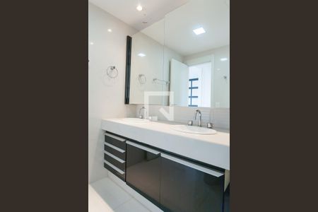 Apartamento à venda com 345m², 3 quartos e 4 vagas Apartamento à venda com 345m², 3 quartos e 4 vagasBanheiro Suíte Master