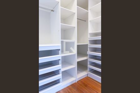 Apartamento à venda com 345m², 3 quartos e 4 vagas Apartamento à venda com 345m², 3 quartos e 4 vagasCloset