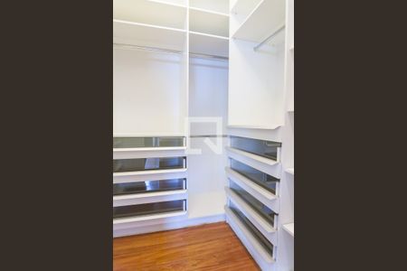 Apartamento à venda com 345m², 3 quartos e 4 vagas Apartamento à venda com 345m², 3 quartos e 4 vagasCloset