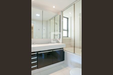 Apartamento à venda com 345m², 3 quartos e 4 vagas Apartamento à venda com 345m², 3 quartos e 4 vagasBanheiro Master