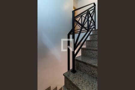 Escada de casa para alugar com 3 quartos, 232m² em Vila Isolina Mazzei, São Paulo