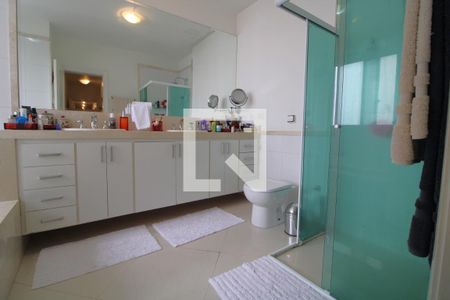 Apartamento à venda com 411m², 4 quartos e 3 vagasbanheiro da Suíte 4