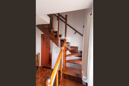 Apartamento à venda com 130m², 4 quartos e 1 vaga Apartamento à venda com 130m², 4 quartos e 1 vagaEscada