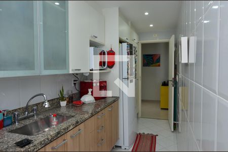 Apartamento à venda com 72m², 2 quartos e 3 vagas Apartamento à venda com 72m², 2 quartos e 3 vagasCozinha e Área de Serviço