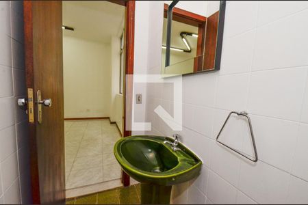 Banheiro de kitnet/studio para alugar com 1 quarto, 28m² em Lourdes, Belo Horizonte