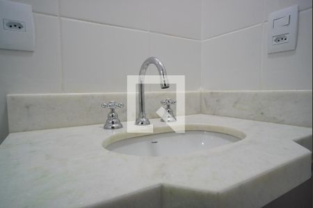 Banheiro  de kitnet/studio à venda com 1 quarto, 30m² em Vila Ipiranga, Porto Alegre