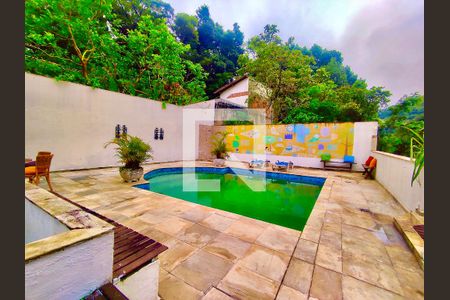 Casa à venda com 600m², 6 quartos e 2 vagas Casa à venda com 600m², 6 quartos e 2 vagasÁrea de piscina