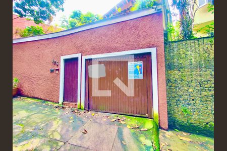 Casa à venda com 600m², 6 quartos e 2 vagas Casa à venda com 600m², 6 quartos e 2 vagasFachada com cartaz QA.