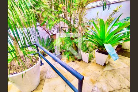 Casa à venda com 600m², 6 quartos e 2 vagas Casa à venda com 600m², 6 quartos e 2 vagasVaranda