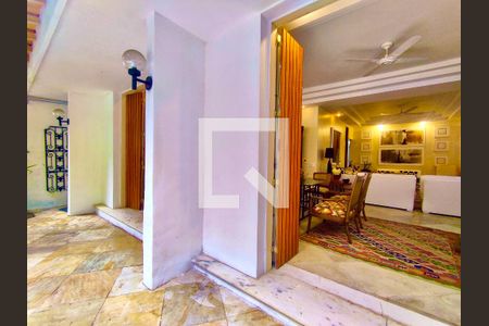 Casa à venda com 600m², 6 quartos e 2 vagas Casa à venda com 600m², 6 quartos e 2 vagasVaranda