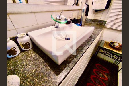 Casa à venda com 600m², 6 quartos e 2 vagas Casa à venda com 600m², 6 quartos e 2 vagasBanheiro social