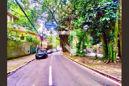 Casa à venda com 600m², 6 quartos e 2 vagas Casa à venda com 600m², 6 quartos e 2 vagasVista da Rua