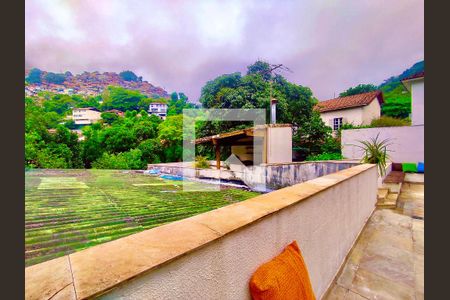 Casa à venda com 600m², 6 quartos e 2 vagas Casa à venda com 600m², 6 quartos e 2 vagasÁrea de piscina vista