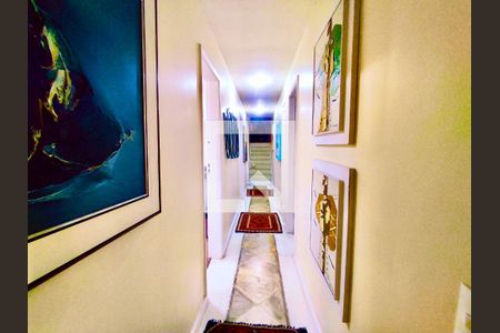 Casa à venda com 600m², 6 quartos e 2 vagas Casa à venda com 600m², 6 quartos e 2 vagasCorredor