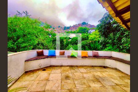 Casa à venda com 600m², 6 quartos e 2 vagas Casa à venda com 600m², 6 quartos e 2 vagasÁrea de churrasqueira