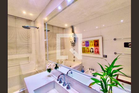 Casa à venda com 600m², 6 quartos e 2 vagas Casa à venda com 600m², 6 quartos e 2 vagasSuíte banheiro