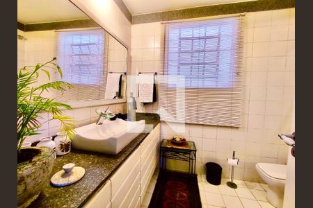 Casa à venda com 600m², 6 quartos e 2 vagas Casa à venda com 600m², 6 quartos e 2 vagasBanheiro social