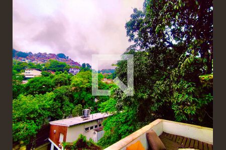 Casa à venda com 600m², 6 quartos e 2 vagas Casa à venda com 600m², 6 quartos e 2 vagasÁrea de churrasqueira vista